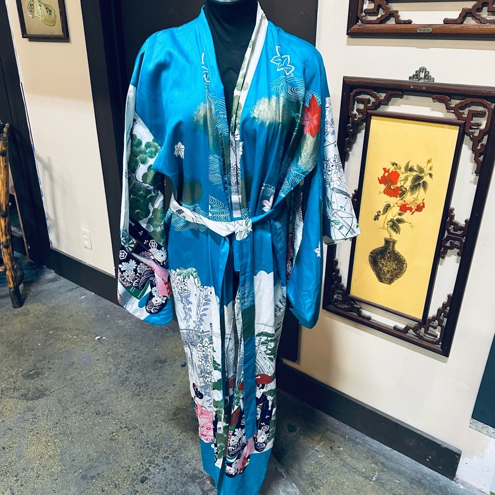 Elegant Vintage Japanese Kimono w/ Gorgeous Design and Traditional Pattern
